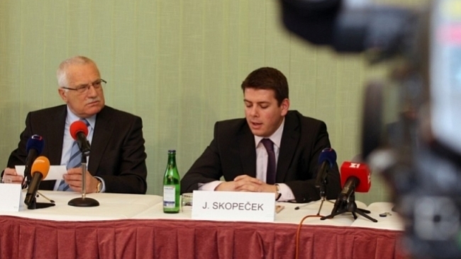 Poradce prezidenta republiky přednášející na VŠE chce dát do pořádku finance Středočeského kraje.