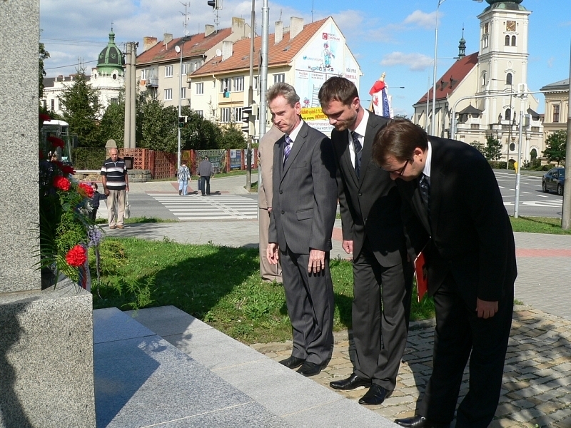 Kladení věnců u pomníku T. G. Masaryka ve Vyškově