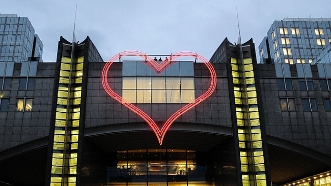 Neonové srdce připomnělo v Bruselu úmrtí Václava Havla