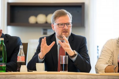 Tlak prezidenta na nejvyššího státního zástupce je nepřijatelný. Svolávám schůzku předsedů opozičních stran