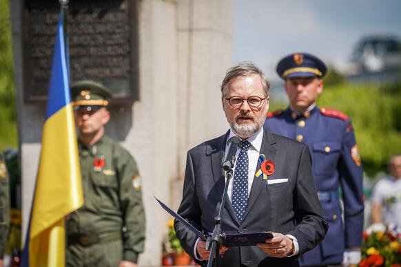 Premiér Petr Fiala v Den vítězství uctil památku obětí druhé světové války, připomněl i oběti ruské agrese na Ukrajině