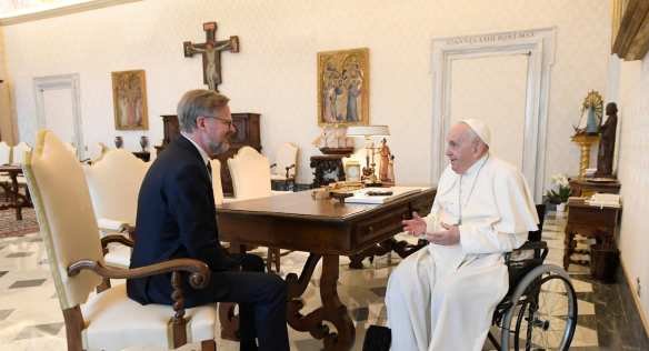 Premiéra Petra Fialu přijal ve Vatikánu papež František, shodli se na velké podpoře bojující Ukrajině