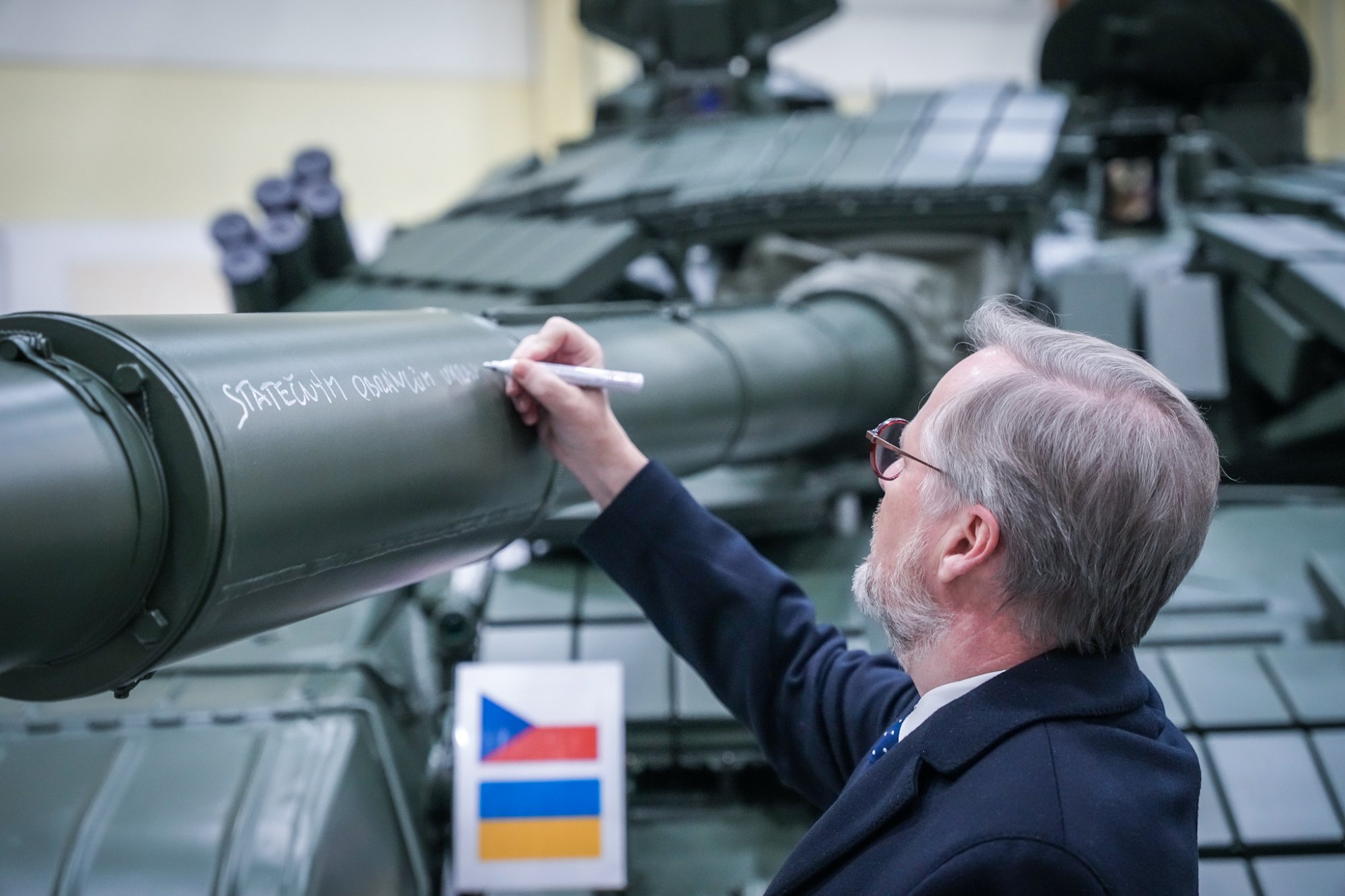 Premiér Petr Fiala navštívil společnost Excalibur Army, na jeden z tanků, který poputuje na Ukrajinu, napsal i krátký vzkaz