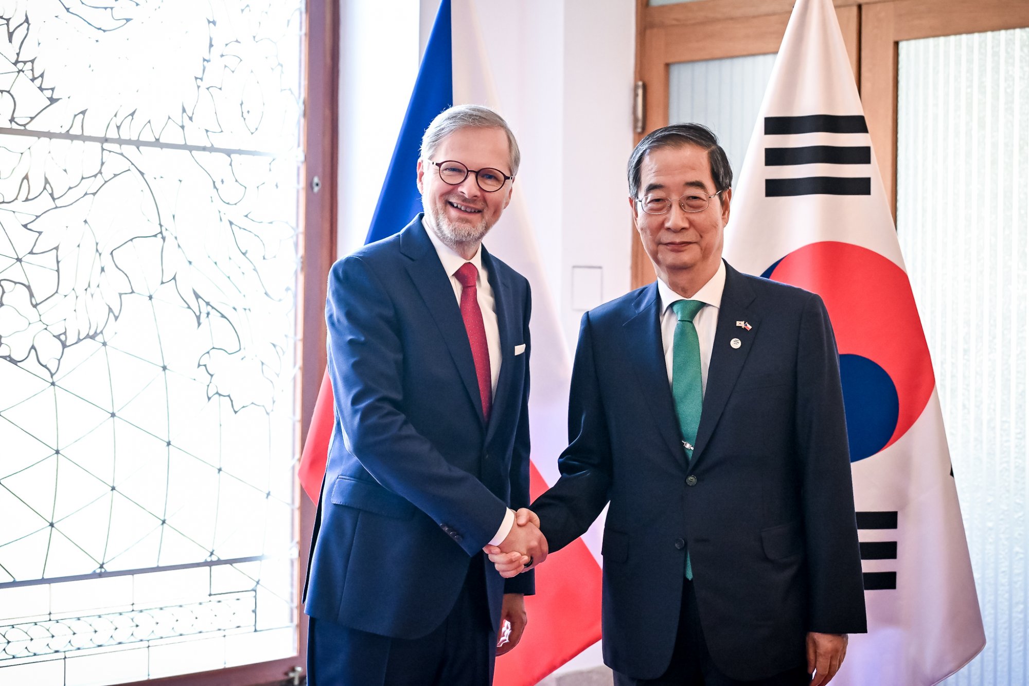 Premiér Fiala jednal se svým jihokorejským protějškem Han Duck Soo o podpoře investic i rozvoji jaderné energetiky