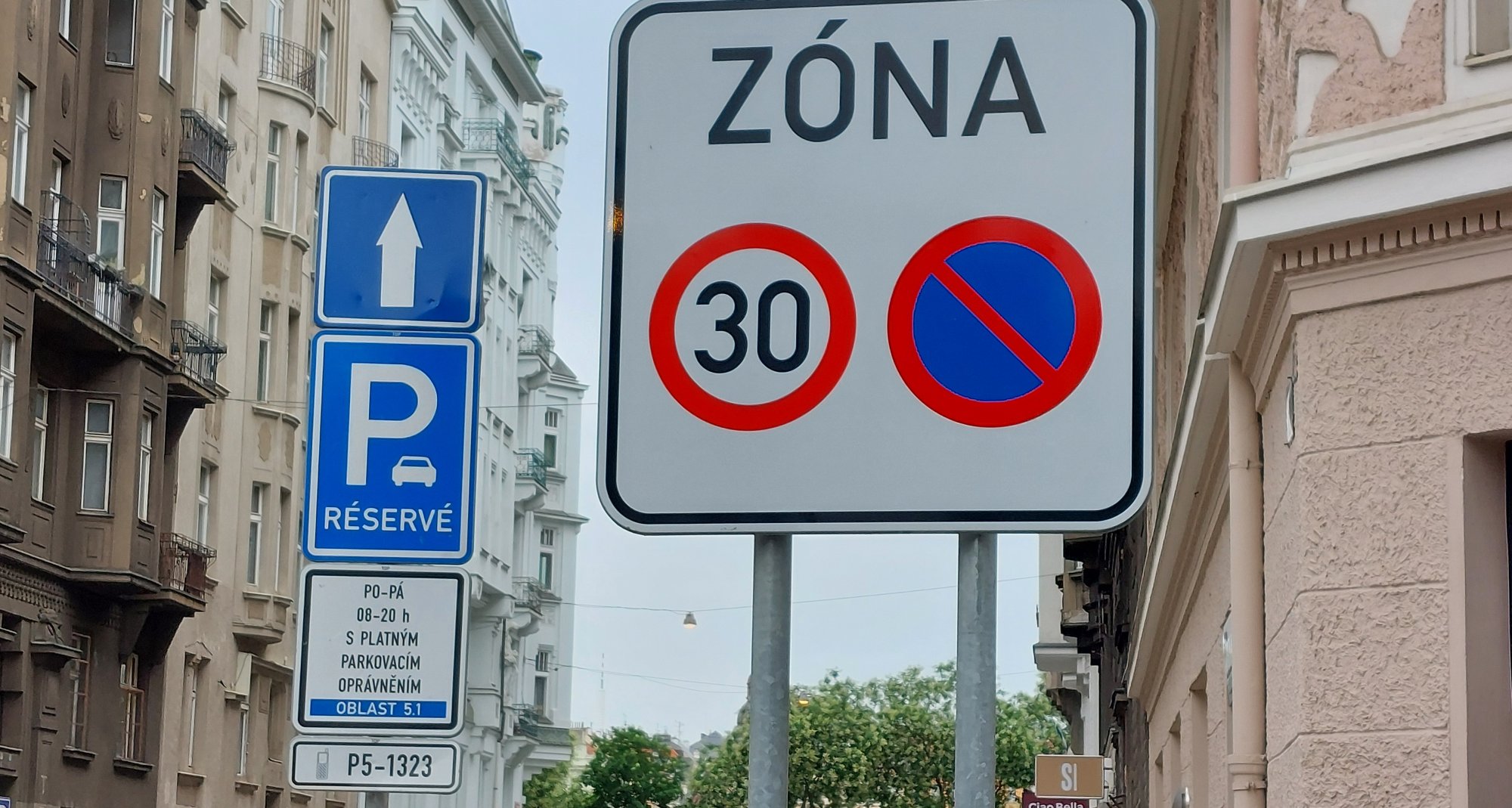 Na Smíchově se kvůli cyklistům zruší 50 parkovacích míst