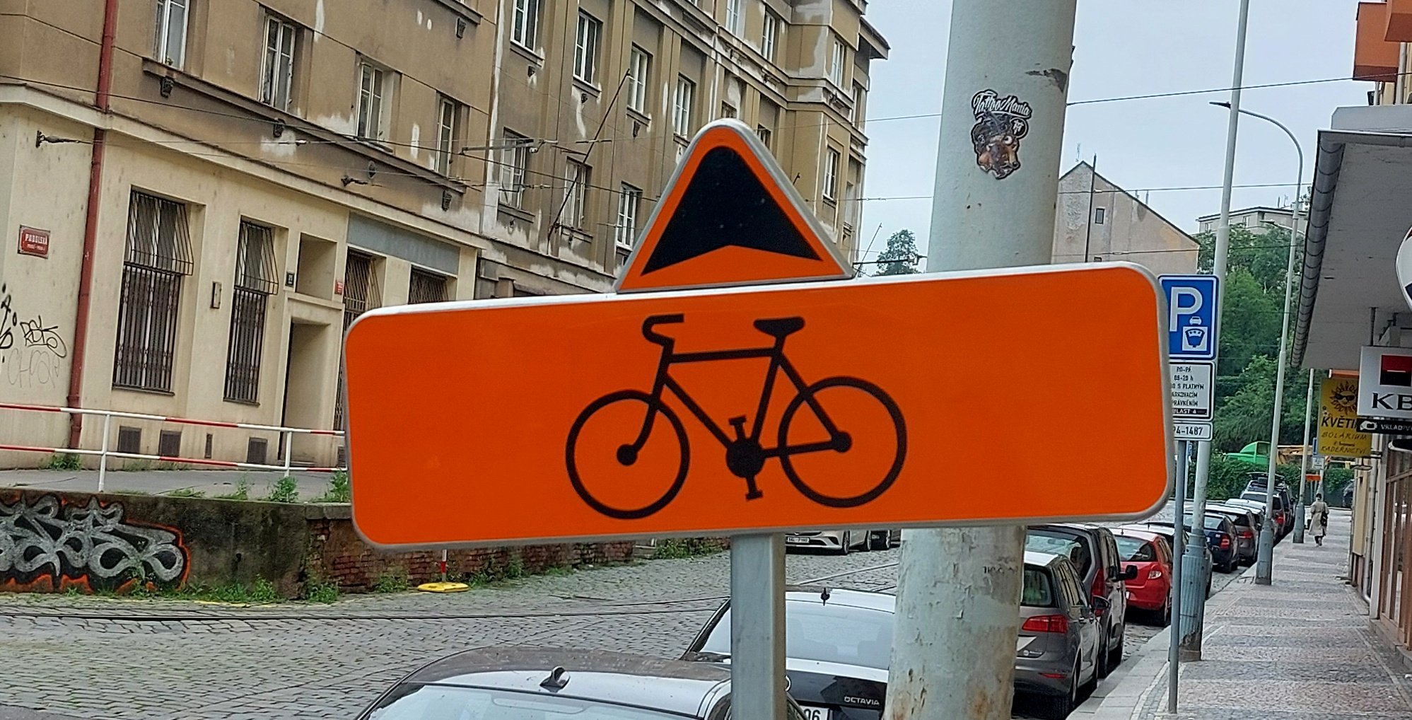 Na Smíchově se kvůli opatřením pro cyklisty zruší 50 parkovacích míst pro rezidenty