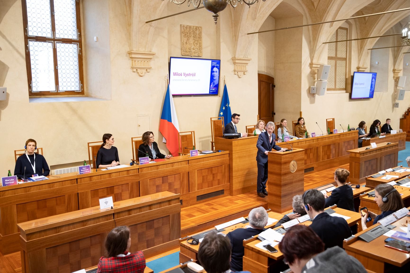 Plamínková rozohnila debatu v Senátu, její odkaz připomněla konference aktuálními tématy rovného postavení žen a mužů