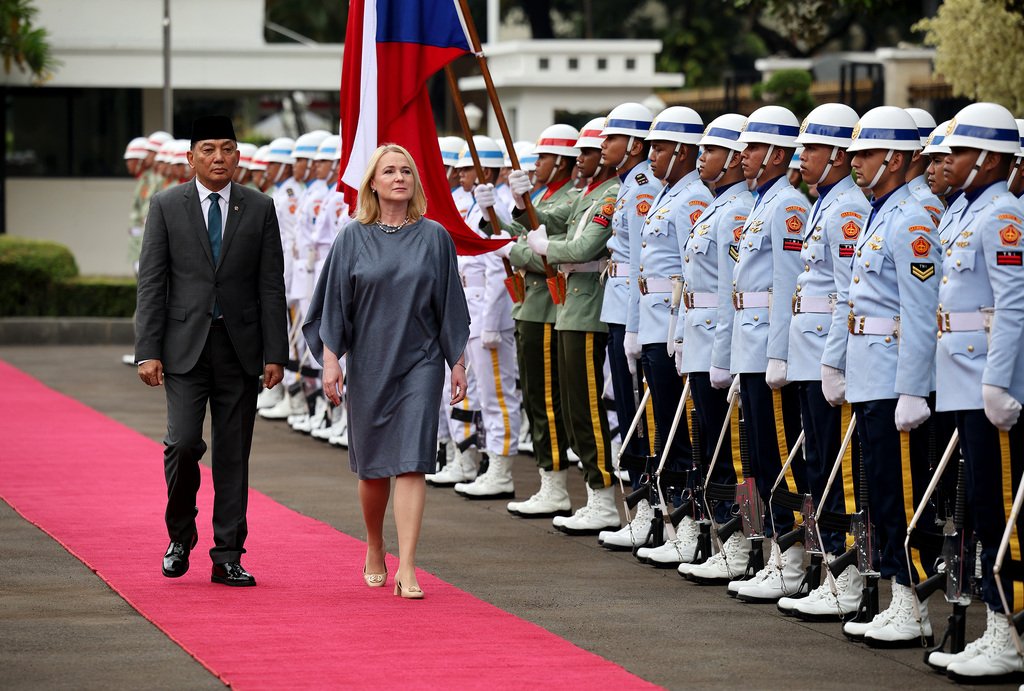 Ministryně Jana Černochová navštívila Indonésii a Filipíny, setkala se s filipínským prezidentem i ministry obrany