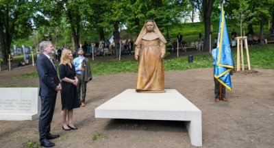 Premiér Fiala se zúčastnil v Brně slavnostního odhalení sochy Marie Restituty Kafkové