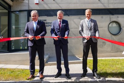 Premiér Fiala se zúčastnil slavnostního otevření Centra elektronové mikroskopie