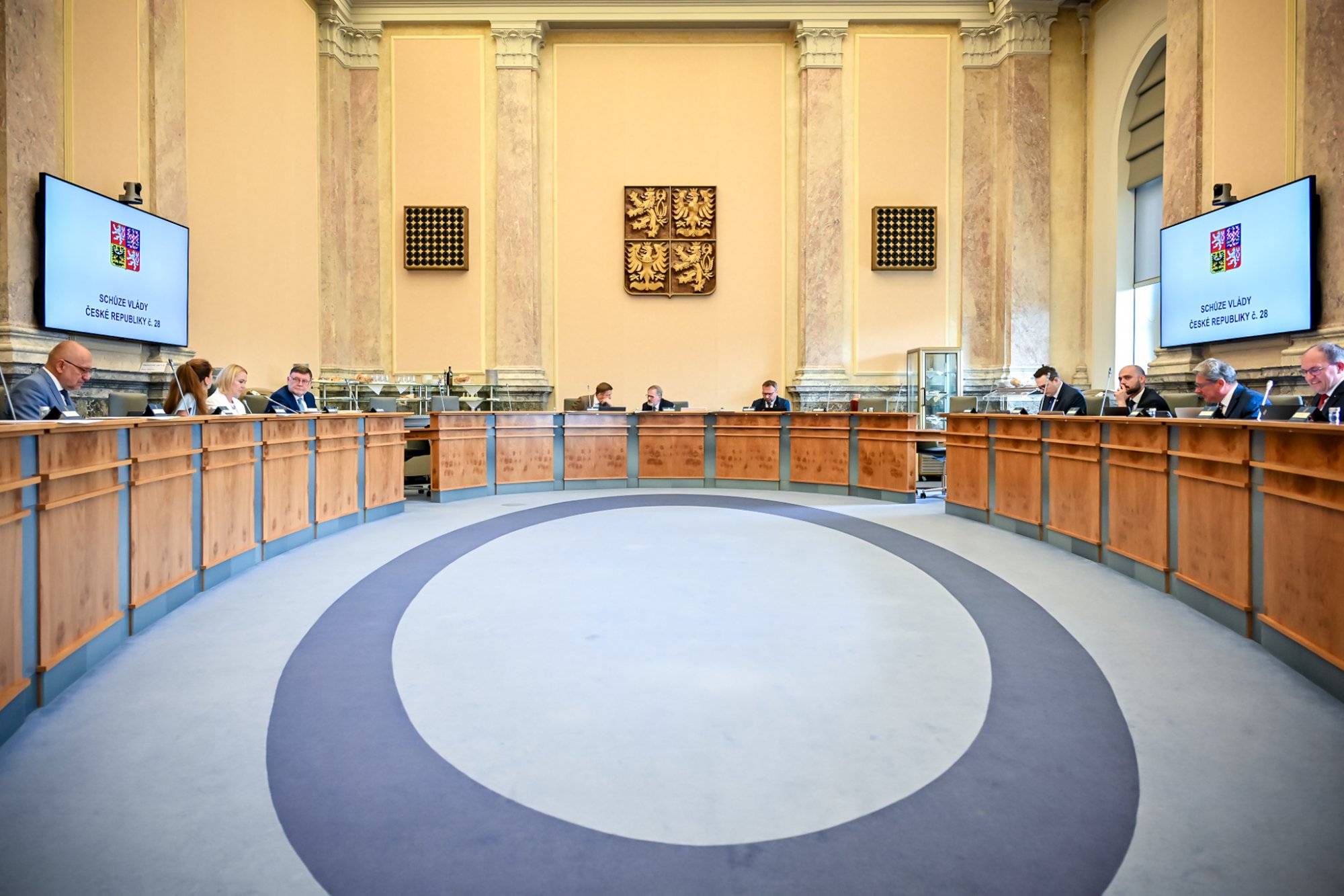 Vláda schválila podobu jednotného vizuálního stylu pro státní správu a navrhla doplnit do Ústavy princip rozpočtové odpovědnosti