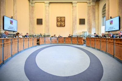 Vláda schválila podobu jednotného vizuálního stylu pro státní správu a navrhla doplnit do Ústavy princip rozpočtové odpovědnosti