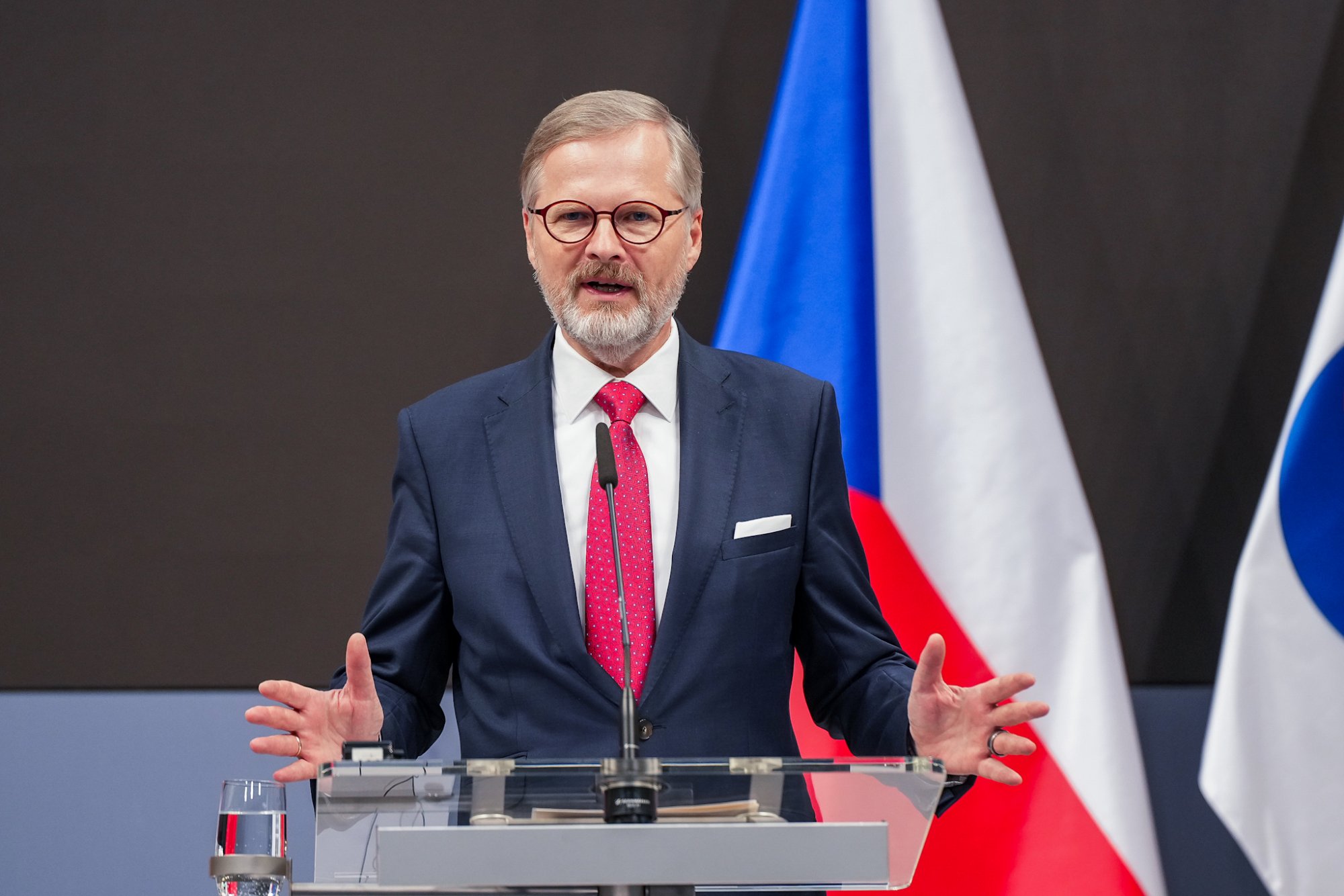 Volby jsou o penězích pro Andreje Babiše. Orbán si ho povodí, řekl Petr Fiala v debatě Deníku