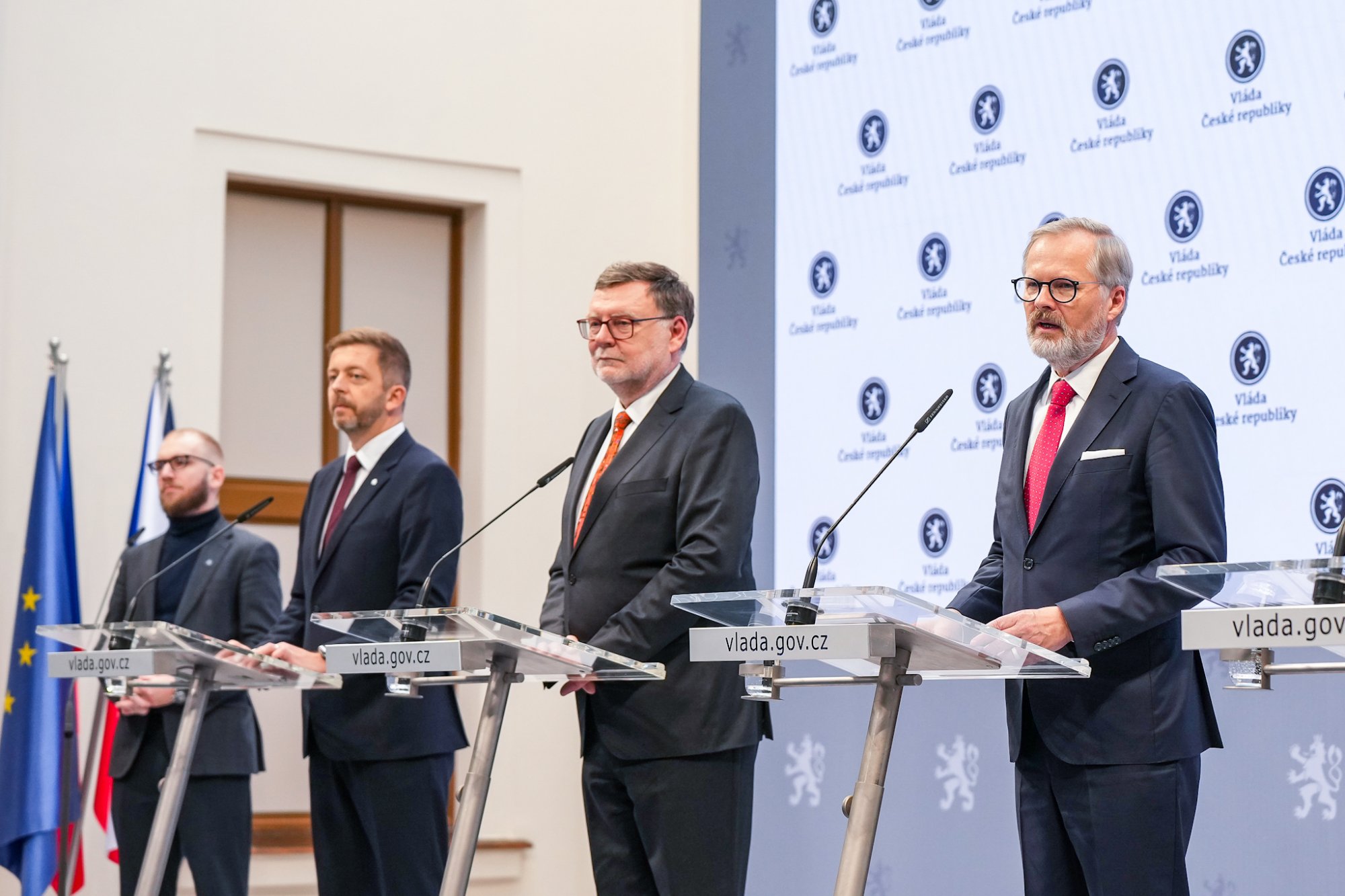 Vláda Petra Fialy podala demisi