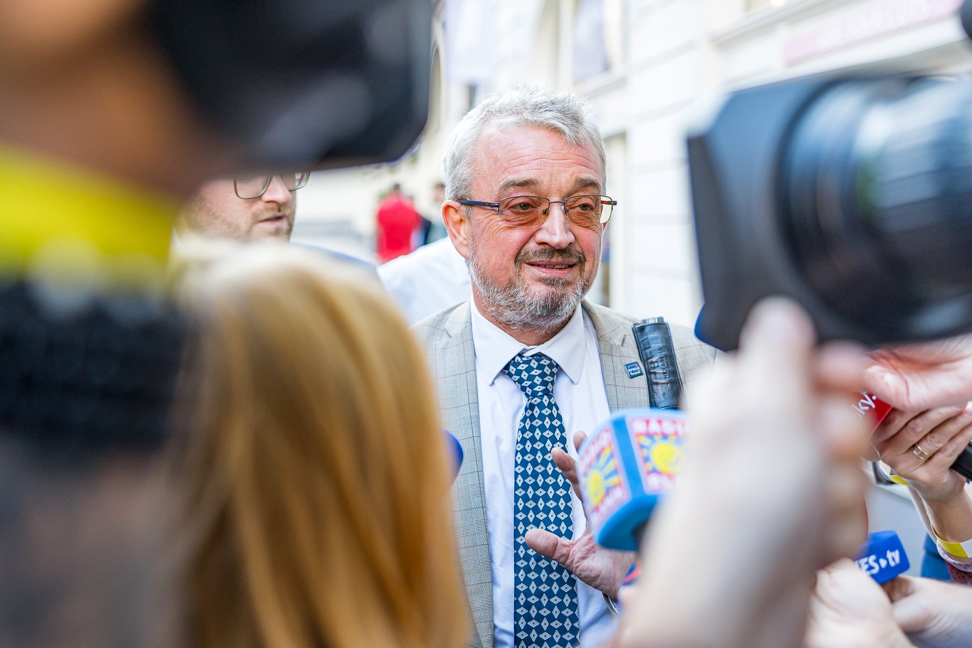 Marek Benda: Tehdy to byl chladný listopad, a přestože jsem byl ještě 19. listopadu zadržen StB a netušil na jak dlouho, díky pádu režimu na něj vzpomínám rád