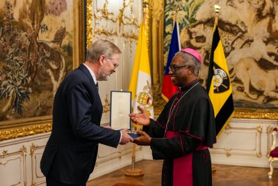 Premiér Petr Fiala obdržel vysoké papežské vyznamenání