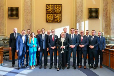 Vláda Petra Fialy v demisi na svém posledním zasedání schválila novou strategii pro očkování i pro další rozvoj sociálních služeb